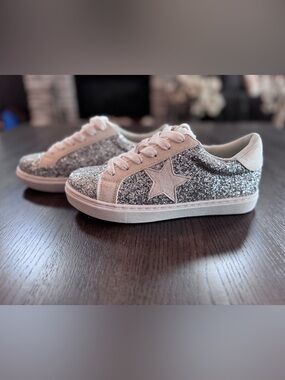 BRAND NEW SIZE 7 Silver Sparkly Shows with Star